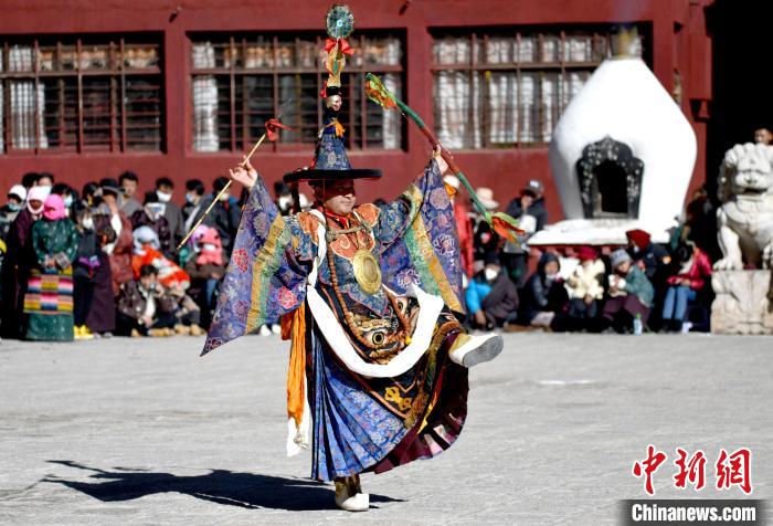 2月19日，楚布寺僧人參加跳神活動(dòng)。　李林 攝