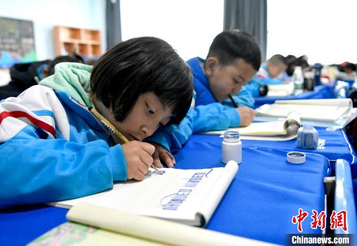 3月14日，西藏拉薩市第一小學(xué)一年級(jí)六班的學(xué)生們?cè)诓卣Z(yǔ)文課上書(shū)寫(xiě)藏文。　李林 攝