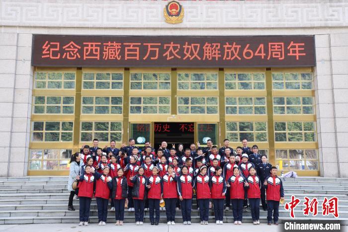 圖為亞東邊檢站民警代表與駐地小學師生代表合影留念?！『?攝