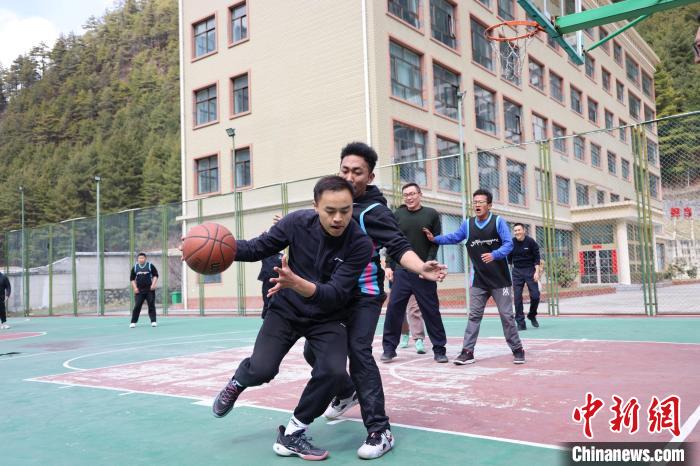 圖為亞東邊檢站民警與駐地農(nóng)業(yè)銀行代表開展籃球友誼賽?！『?攝