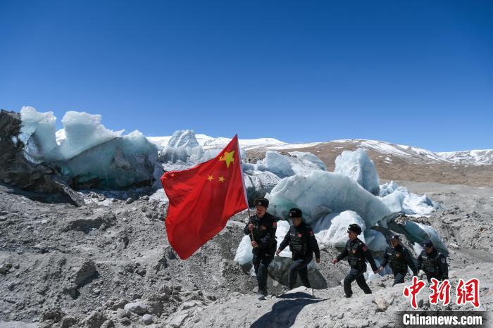 4月5日，普瑪江塘邊境派出所民輔警巡邏至四零冰川附近。　江飛波 攝