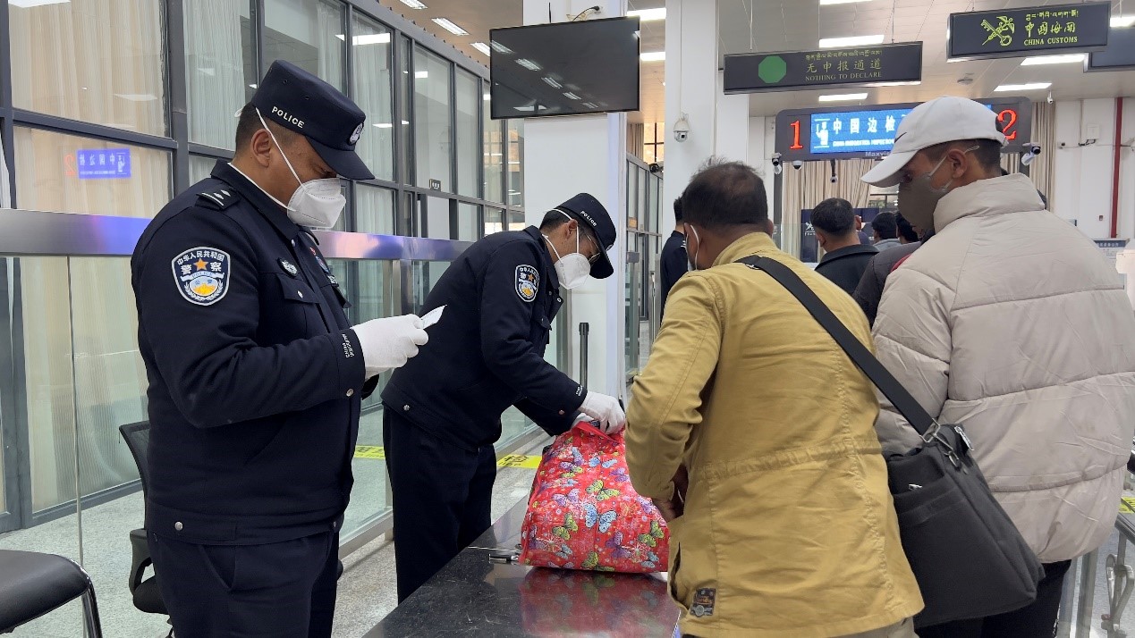 吉隆口岸移民管理警察正在對行李物品進(jìn)行檢查。人民網(wǎng)記者 唐宋攝