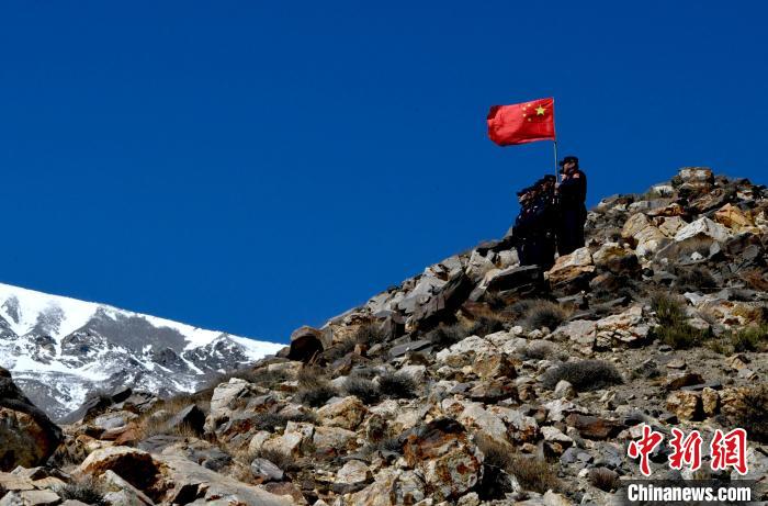 底雅邊境派出所民警夏永軍(右一)在巡邏中。　李林 攝