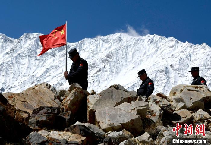 底雅邊境派出所民警夏永軍(左一)在巡邏中。