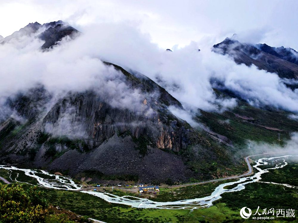 河流蜿蜒于青山間。人民網(wǎng) 李海霞攝