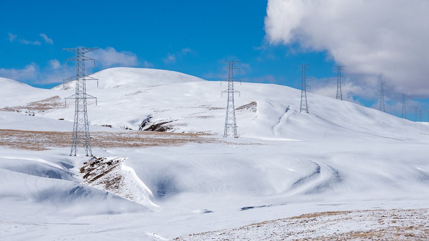 西藏自治區(qū)那曲市冰天雪地里的電網(wǎng)。趙清鵬攝