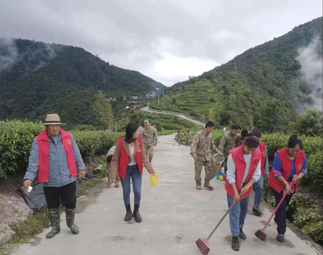 圖為：墨脫縣背崩鄉(xiāng)格林村軍地黨組織共同開展“愛我墨脫、靚我家園”主題黨日活動