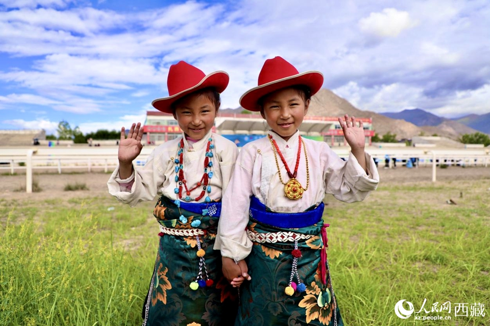 比賽現(xiàn)場(chǎng)外身著民族服飾的藏族小女孩兒。