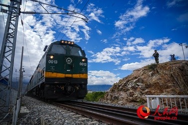 武警西藏總隊拉薩支隊執(zhí)勤八大隊官兵向駛過的火車行舉槍禮。張磊 攝