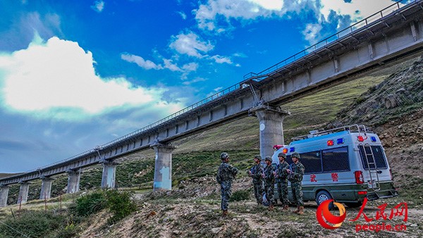 武警西藏總隊拉薩支隊執(zhí)勤八大隊官兵進行護路演練以應(yīng)對突發(fā)情況。張磊 攝