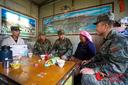 武警西藏總隊拉薩支隊執(zhí)勤八大隊官兵慰問藏族老人。何騰海 攝