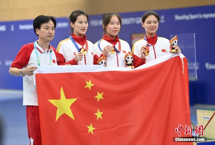 8月1日，第31屆世界大學生夏季運動會女子25米手槍團體決賽在四川成都舉行，中國隊獲得冠軍。圖為中國隊選手熊亞瑄(左二)、林雅茜(右二)、王珂怡(右一)等站在領(lǐng)獎臺上合影。<a target='_blank' href='/'><p  align=